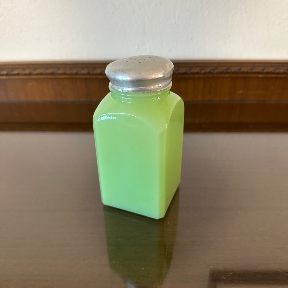 Vintage McKee Jadeite Square Spice Jar Shaker w/ Lid Uranium Glass Glows 4.5x2.5